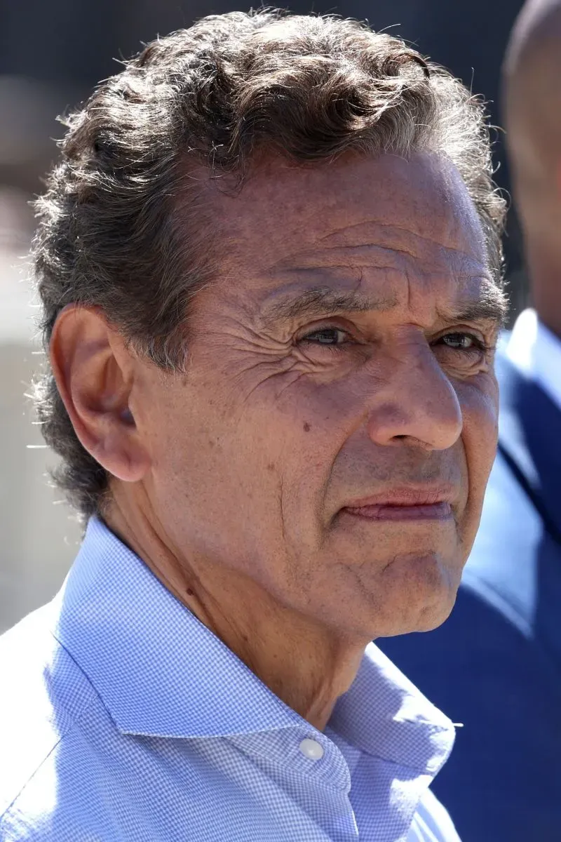 صورة لأنطونيو فيلارايغوسا، السياسي الأمريكي، يعبر عن تفكير عميق حول التحديات السياسية في كاليفورنيا.