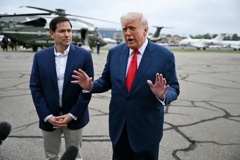 ترامب يتحدث أمام وسائل الإعلام، مع وجود طائرة هليكوبتر خلفه، في سياق تصاعد التوترات حول سياسات الهجرة في كاليفورنيا.