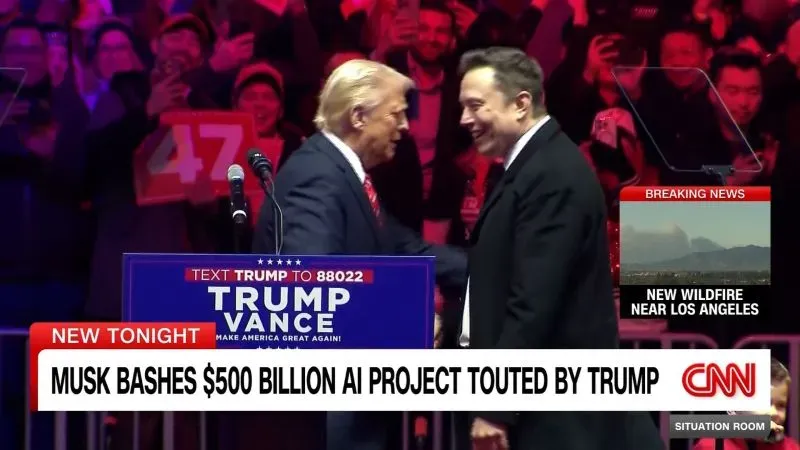 ترامب وإيلون ماسك يتبادلان التحية في تجمع انتخابي، بينما يحث ترامب مؤيديه على دعم حملته. الحشد خلفهم يرفع لافتات تشجيع.