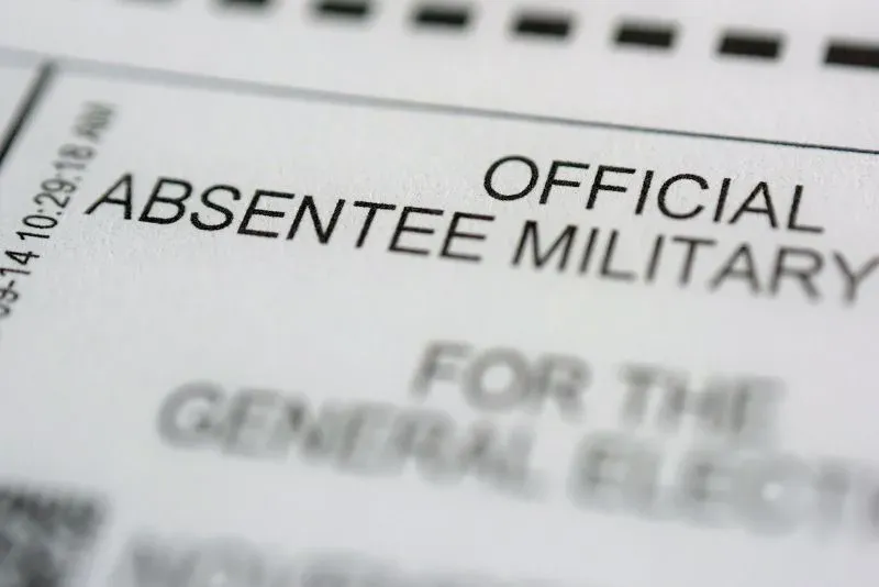 ورقة اقتراع عسكرية رسمية مخصصة للانتخابات العامة، تظهر النص "غائب رسمي عسكري" بوضوح، تعكس قضايا حقوق التصويت.