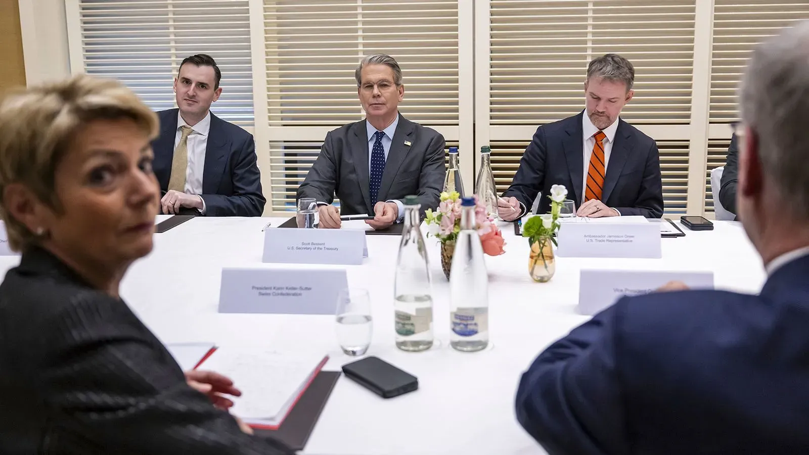 اجتماع لمفاوضات تجارية في جنيف، يظهر مسؤولين أمريكيين يتناقشون حول قضايا اقتصادية حساسة مع التركيز على العلاقات التجارية مع الصين.