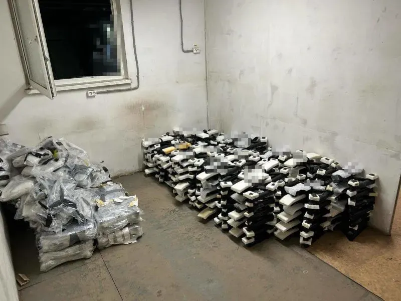 صورة تظهر غرفة تحتوي على أكوام من الطائرات بدون طيار المغلفة، تم تهريبها إلى روسيا لاستخدامها في الهجمات الأوكرانية.