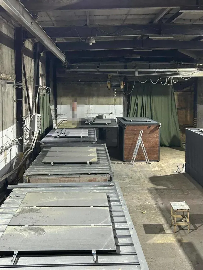 صورة تظهر حظائر خشبية تحتوي على طائرات مسيرة مخبأة تحت أسقف معدنية، تُستخدم في الهجمات الأوكرانية على القواعد الروسية.