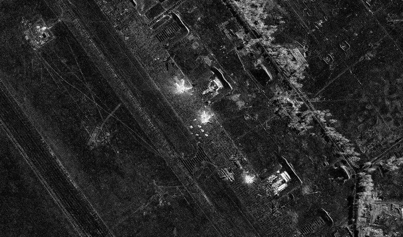 صورة بالأقمار الصناعية تظهر قاعدة جوية روسية مع أضرار واضحة، تُعزى إلى هجوم أوكراني بالطائرات بدون طيار، مما يبرز التحديات الأمنية الروسية.