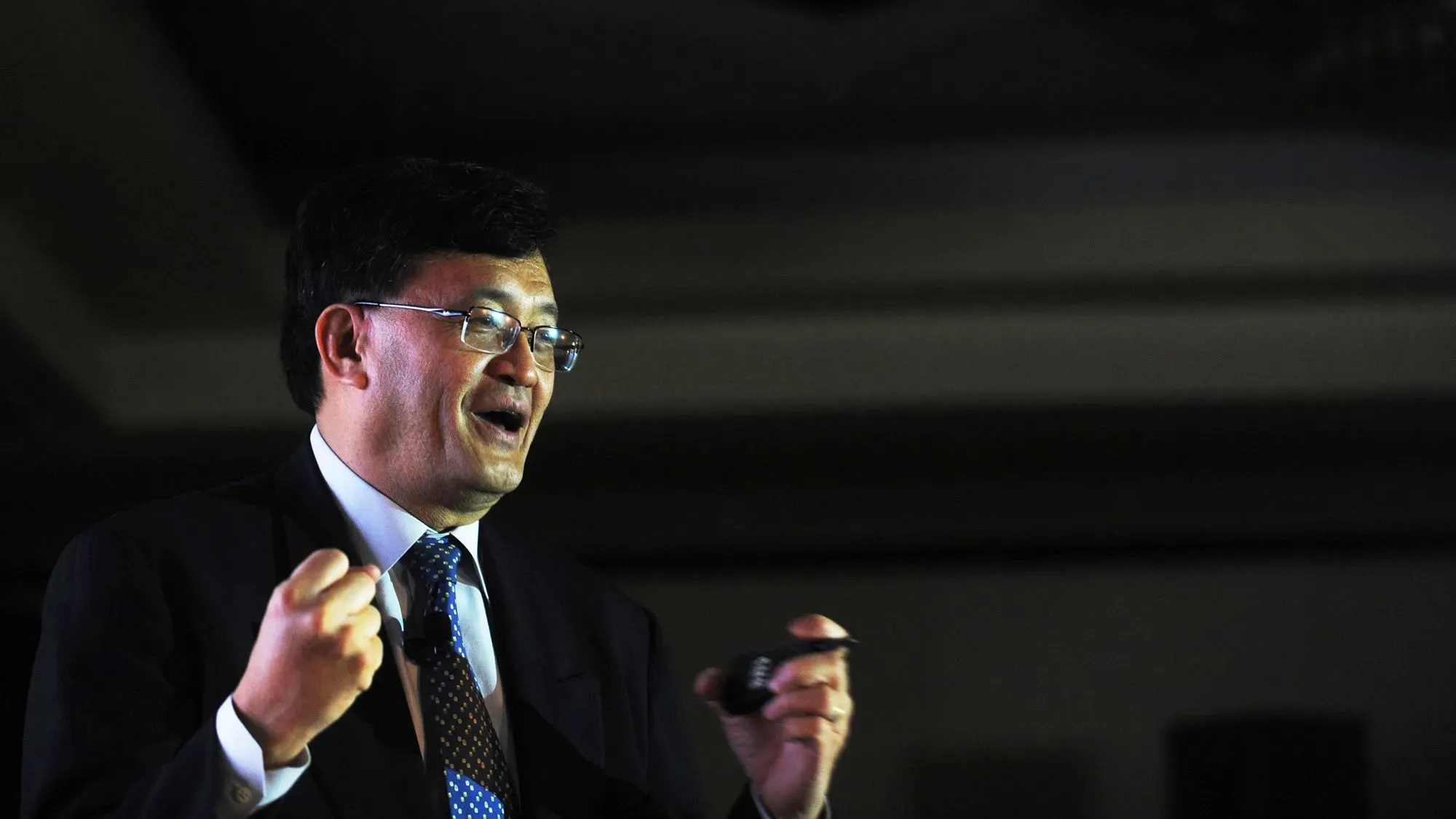 ليب-بو تان، الرئيس التنفيذي الجديد لشركة إنتل، يتحدث بحماس خلال حدث تقني، مع التركيز على مستقبل الشركة في صناعة الرقائق.