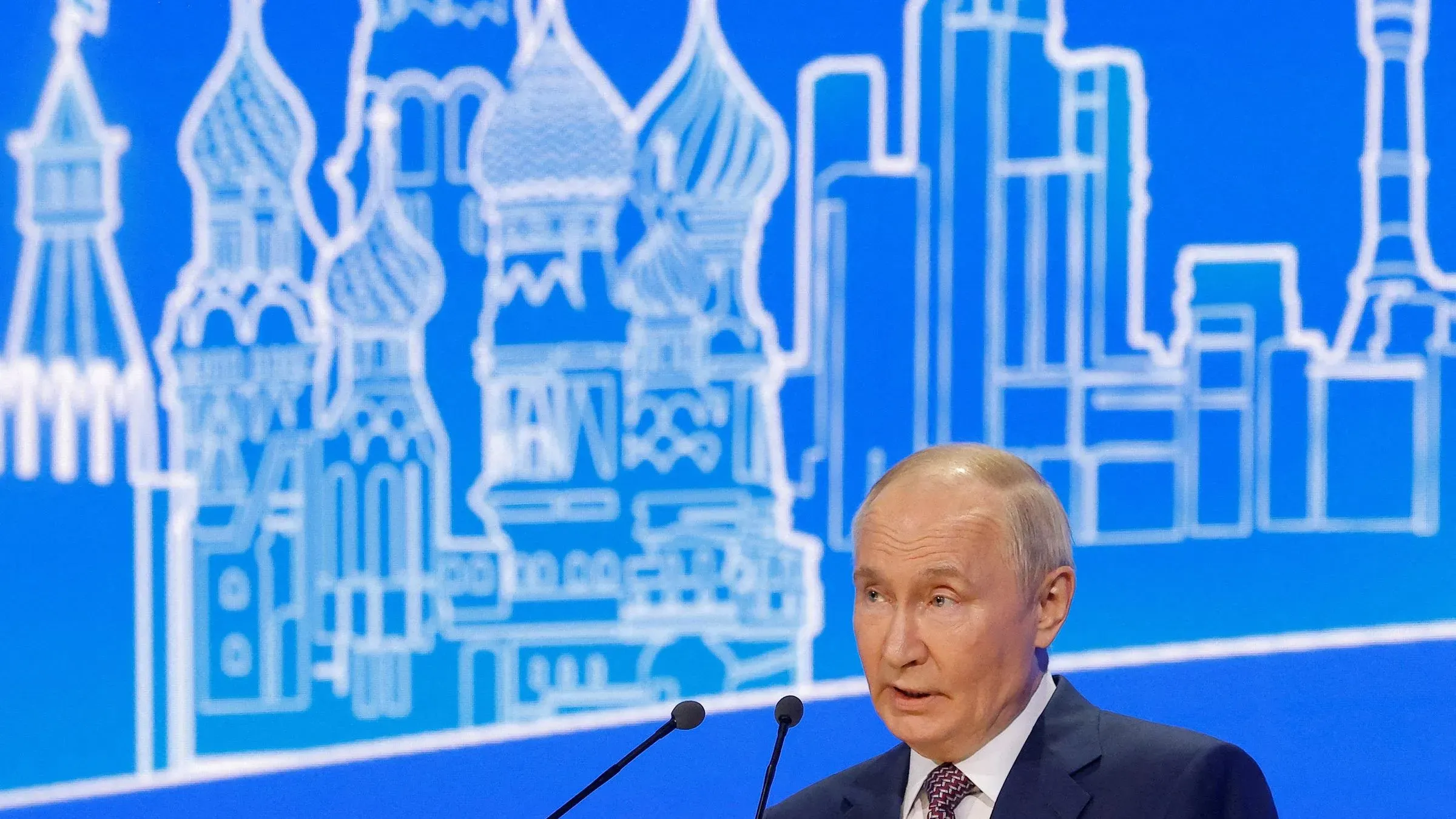 خطاب للرئيس الروسي فلاديمير بوتين أمام خلفية معمارية مميزة لموسكو، حيث يناقش استراتيجيات الحرب في أوكرانيا.