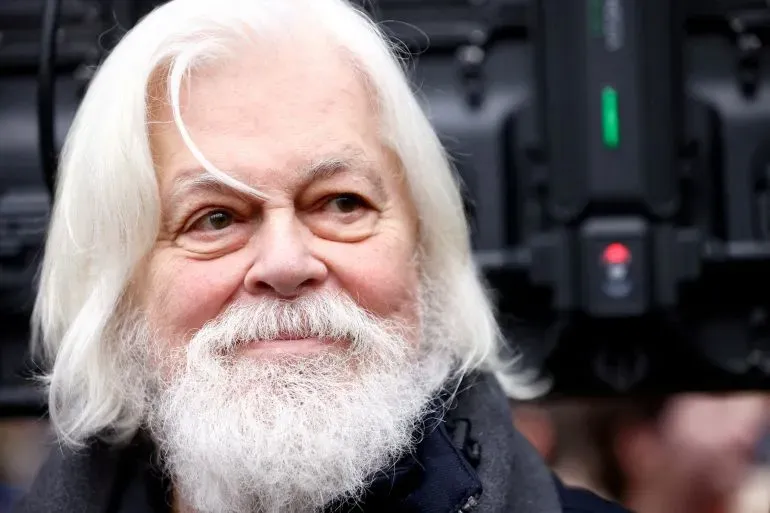 بول واتسون، الناشط المناهض لصيد الحيتان، مبتسم أمام كاميرات الإعلام بعد إلغاء الإشعار الأحمر من الإنتربول.