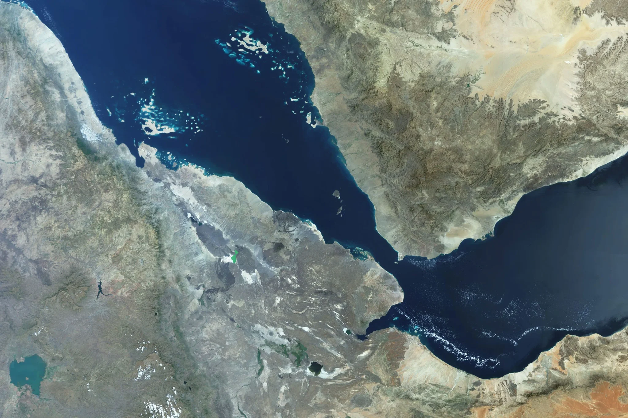 خريطة فضائية لمضيق باب المندب بين اليمن وشبه الجزيرة العربية، موقع استراتيجي يربط البحر الأحمر بخليج عدن ويؤثر على تجارة النفط العالمية.