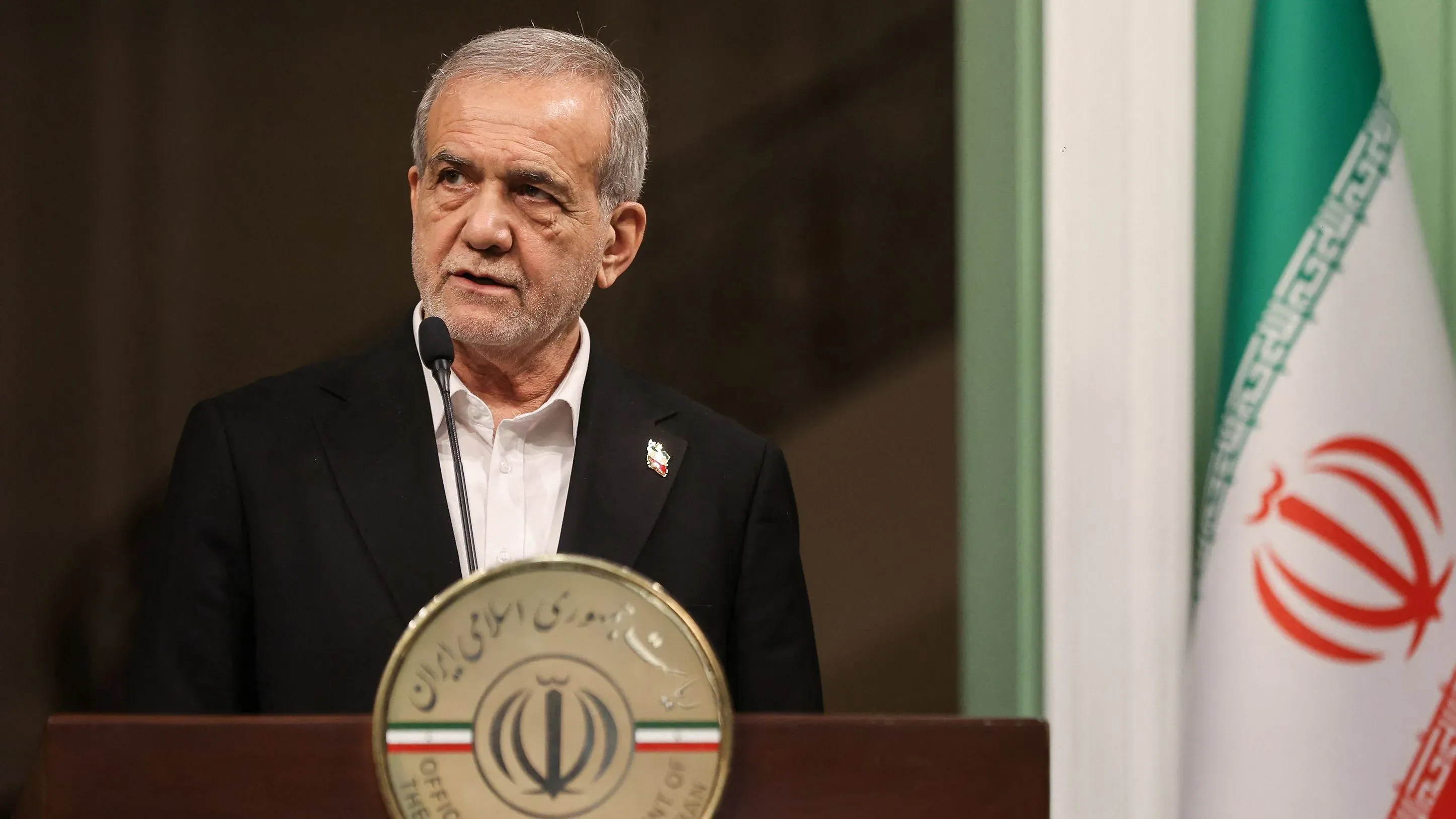 الرئيس الإيراني مسعود بيزشكيان يتحدث في فعالية ببندر عباس، مشددًا على أهمية المفاوضات مع الولايات المتحدة لتجنب الحرب.