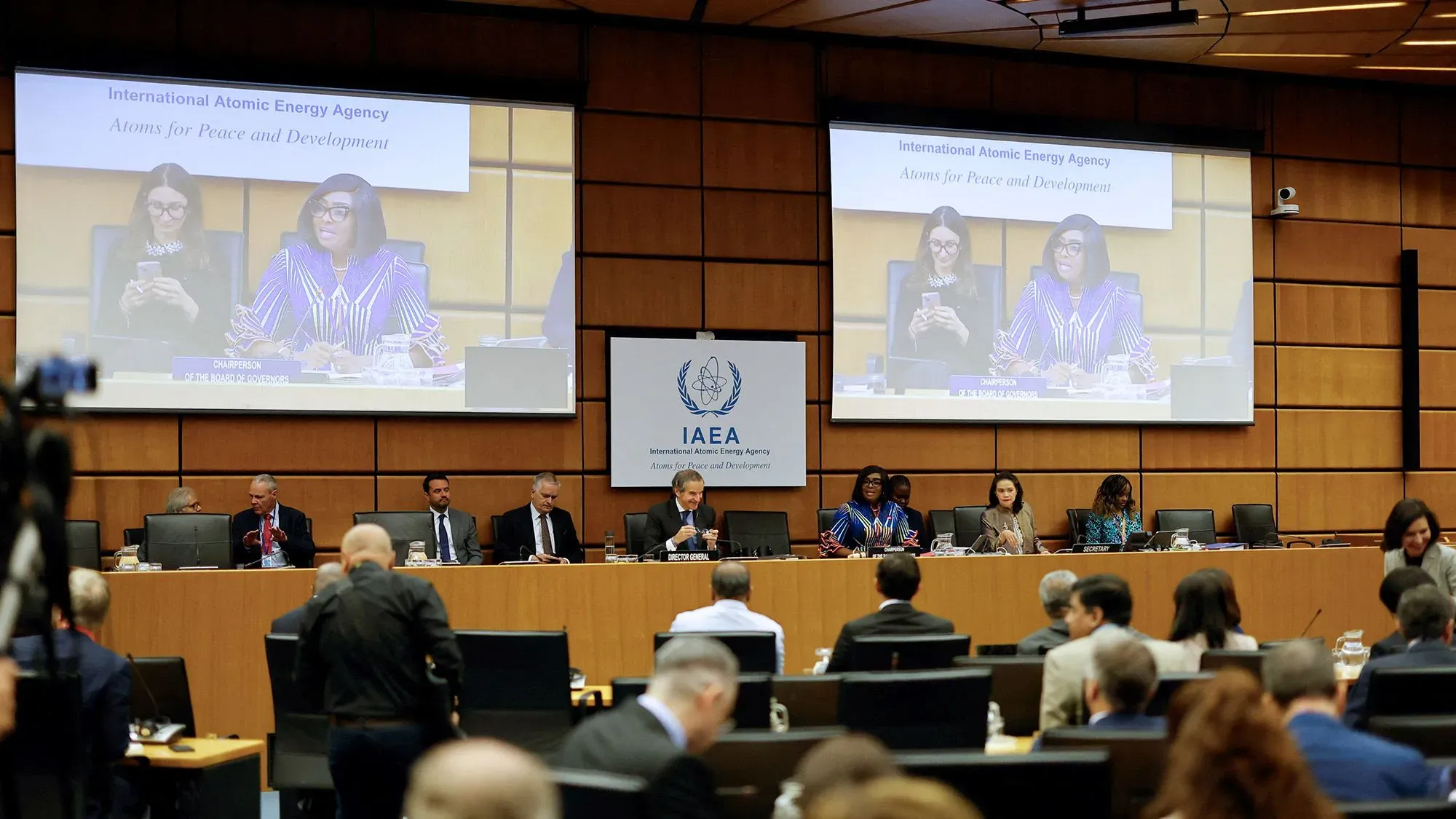 اجتماع مجلس إدارة الوكالة الدولية للطاقة الذرية في فيينا، حيث يناقش الأعضاء قضايا تتعلق بالبرنامج النووي الإيراني وتداعياته.