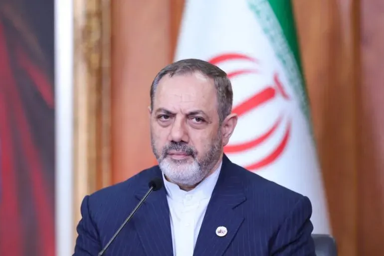 وزير الدفاع الإيراني عزيز نصير زاده يتحدث في مؤتمر صحفي، مع العلم الإيراني في الخلفية، مع تأكيده على استهداف القواعد الأمريكية في حال اندلاع نزاع.