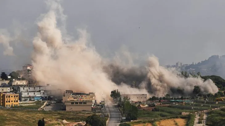 تصاعد الدخان من مباني مدمرة في جنوب لبنان نتيجة الهجمات الإسرائيلية، مع مشاهد للدمار والذعر بين السكان.