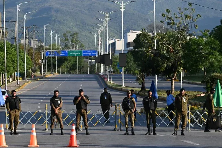 انتشار أمني في إسلام آباد، حيث يقف عدد من رجال الشرطة أمام طريق مغلق، في ظل توترات متزايدة بشأن المفاوضات الإيرانية الأمريكية.