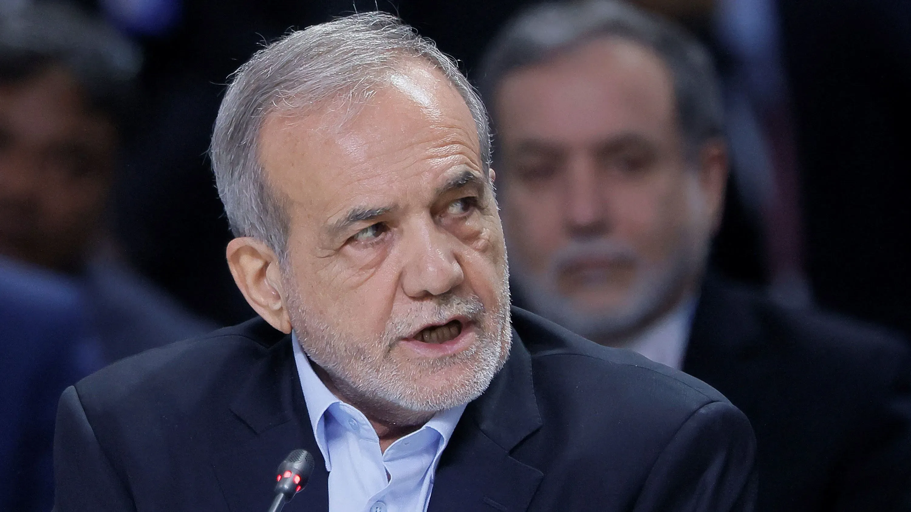 الرئيس الإيراني مسعود بيزشكيان يتحدث خلال مؤتمر، مع التركيز على إقالة نائب رئيس البرلمان بسبب رحلة باذخة.