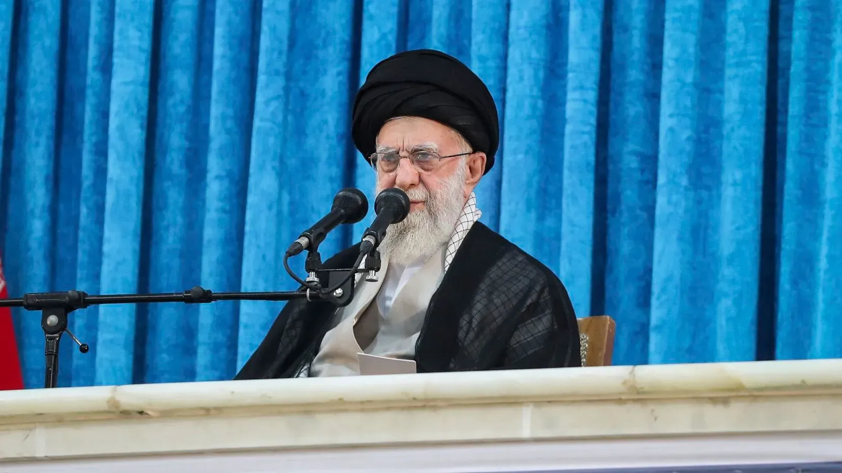 خامنئي يتحدث أمام حشد في طهران، مؤكدًا على استقلال إيران وحقها في التخصيب النووي وسط التوترات مع الولايات المتحدة.