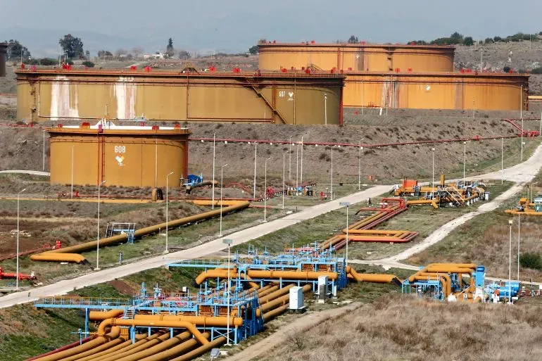 منشأة لتخزين النفط في إقليم كردستان، تظهر خزانات ضخمة وأنابيب، تعكس استئناف تصدير النفط إلى تركيا بعد اتفاق بين بغداد وأربيل.