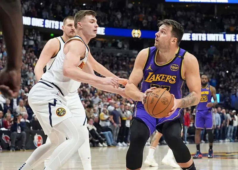 لوكا دونشيتش لاعب ليكرز يتسلم الكرة في مباراة ضد دنفر ناجتس، مع وجود مدافعين في الخلف، في سياق مواجهة منتظرة مع دالاس مافريكس.