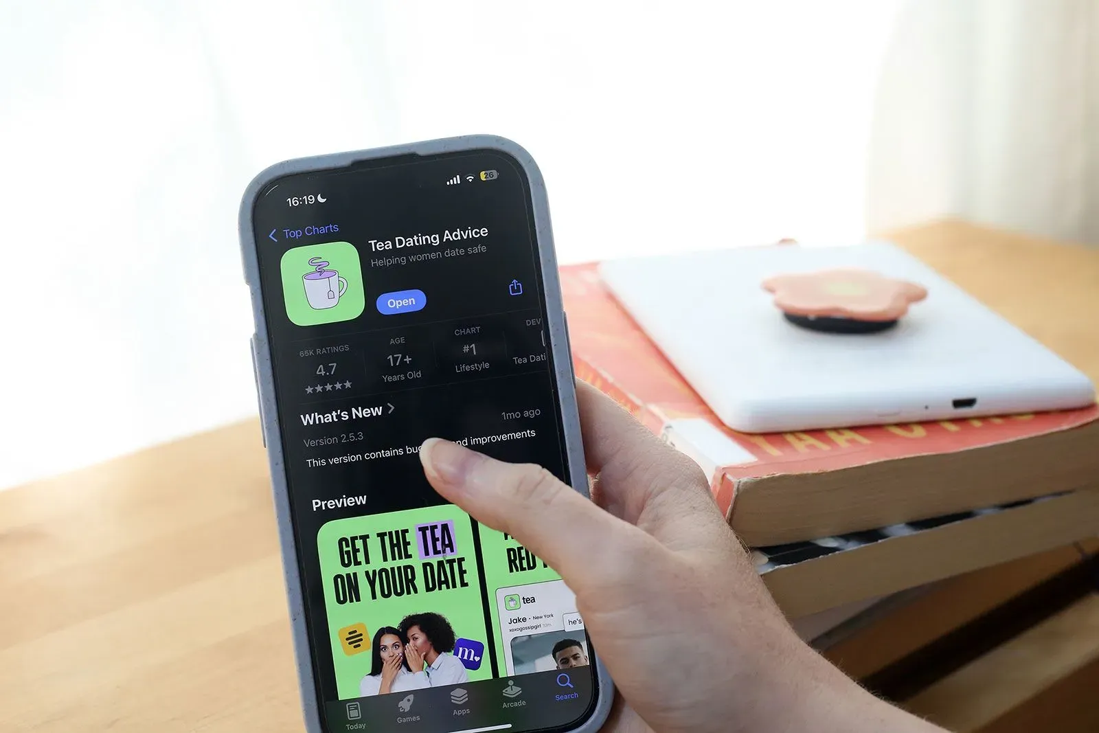 تطبيق "Tea Dating Advice" يظهر على شاشة هاتف ذكي، مع تقييم 4.7 نجوم. يهدف التطبيق إلى مساعدة النساء في المواعدة وتعزيز الأمان.