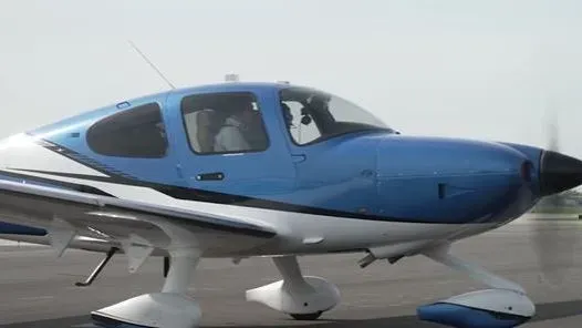 طائرة Cirrus SR Series G7+ ذات المحرك الواحد، تظهر نظام السلامة "العودة الآمنة" مع زر أحمر لامع، مصممة لتسهيل الهبوط الذاتي في حالات الطوارئ.