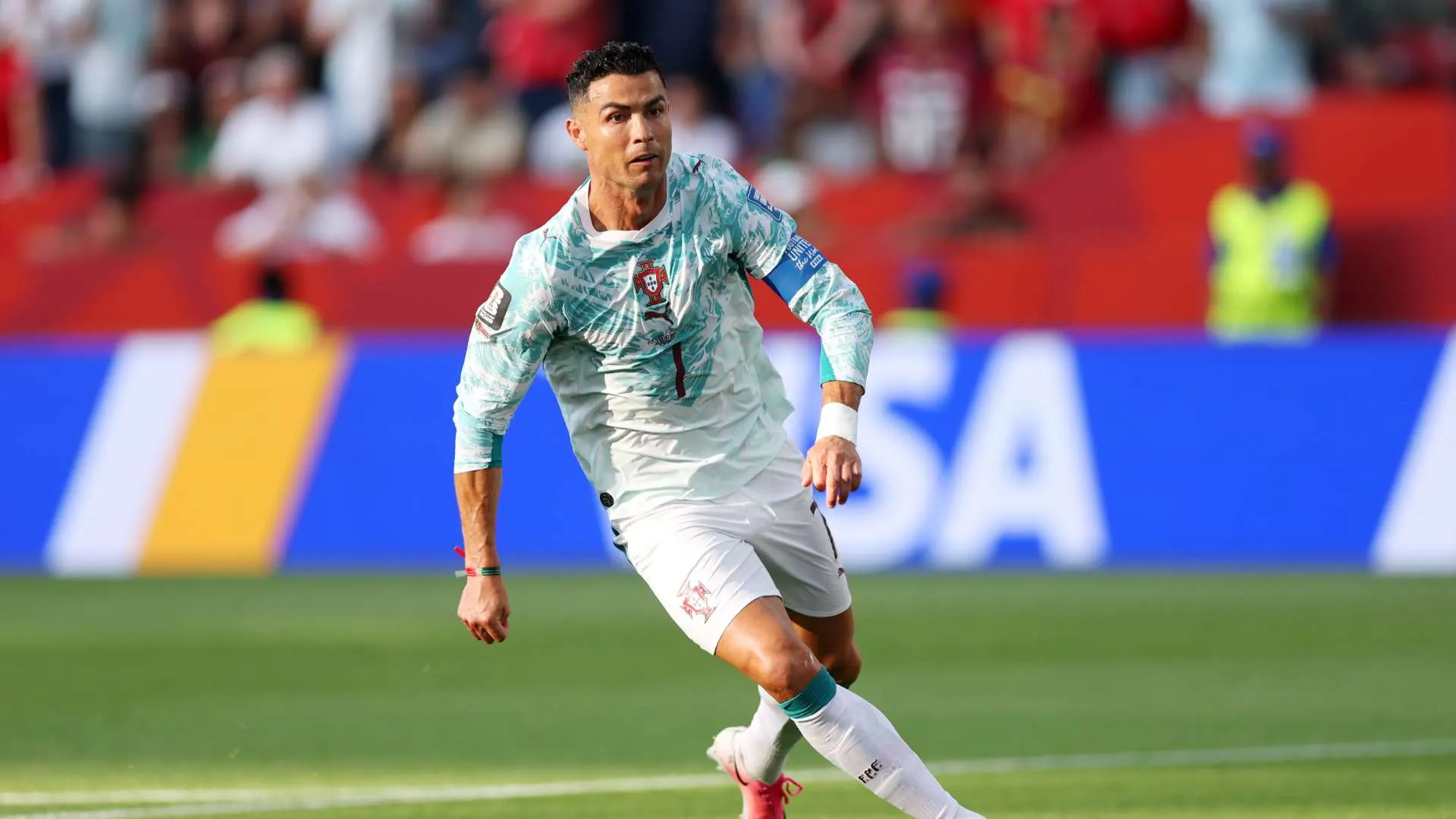 كريستيانو رونالدو يرتدي زي المنتخب البرتغالي خلال مباراة، مع توقع اعتزاله الدولي في ملعب جوزيه ألفالادي.