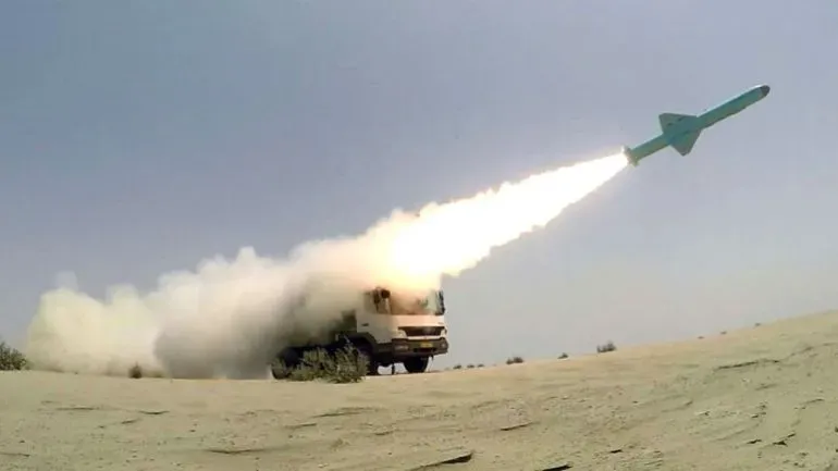 إطلاق صاروخ باليستي من منصة متحركة في منطقة صحراوية، مما يعكس القدرات العسكرية الإيرانية في الصراع مع إسرائيل.