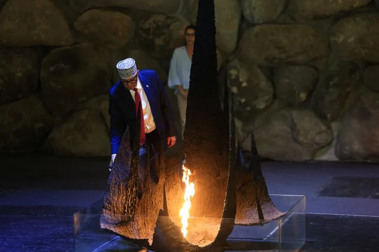 الرئيس عبد الرحمن محمد عبد الله يضيء شعلة في مراسم رسمية في القدس، احتفالاً بزيارة تاريخية لأرض الصومال.