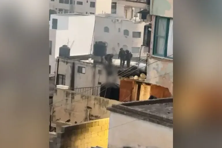 جنود إسرائيليون يقفون على سطح منزل في قباطية، حيث يُظهر المقطع انتهاكات ضد فلسطينيين، مما أثار انتقادات دولية.