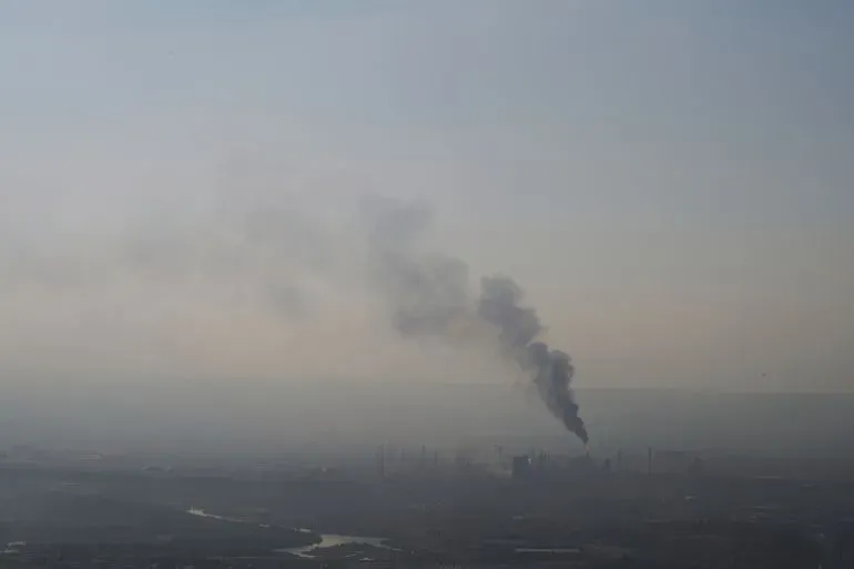 تصاعد الدخان من منطقة صناعية في طهران، مما يعكس تأثير القصف الإسرائيلي على المنشآت المدنية خلال تصاعد التوترات.