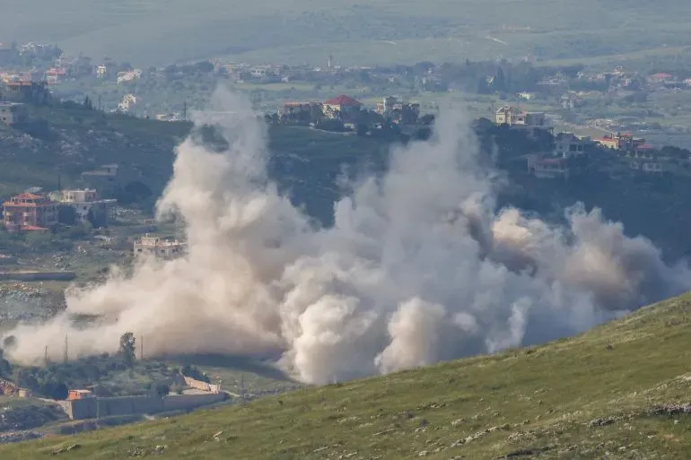 تصاعد الدخان من انفجار في جنوب لبنان، حيث تتعرض المنطقة لقصف إسرائيلي متزايد، مما أدى إلى سقوط ضحايا وتدمير مباني.