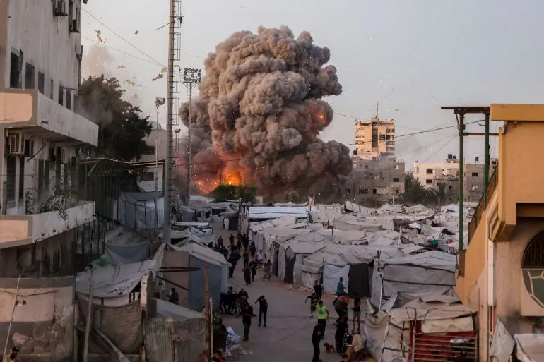 انفجار غارة جوية إسرائيلية في مخيم للنزوح وسط غزة مع تصاعد سحب الدخان والنيران، في سياق التصعيد العسكري الأخير.