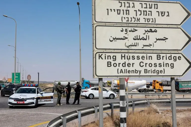 إغلاق جسر الملك حسين، المعبر الوحيد بين الضفة الغربية والأردن، مع وجود قوات أمنية إسرائيلية في الموقع.