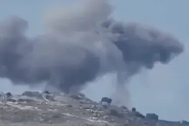 سحابة من الدخان تتصاعد من منطقة جبلية بعد غارة جوية إسرائيلية في جنوب لبنان، تعكس تصاعد التوترات في المنطقة.