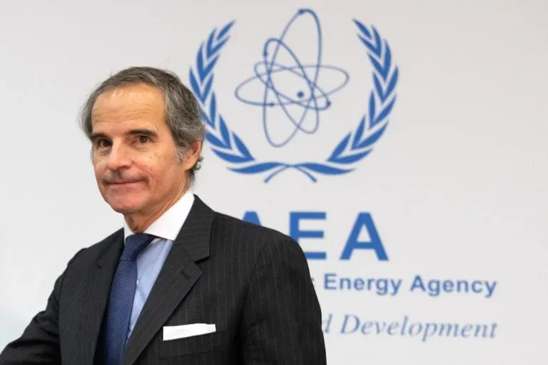 رئيس الوكالة الدولية للطاقة الذرية، رافائيل غروسي، يتحدث أمام شعار الوكالة، مشيرًا إلى المخاطر المحتملة من الهجمات على المنشآت النووية الإيرانية.