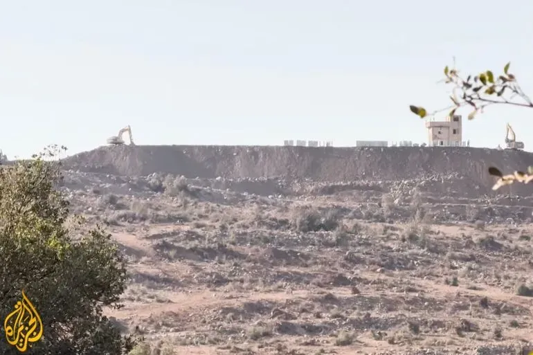 منظر لمنطقة جبلية في الجولان المحتل، تظهر فيها معدات بناء ومنشآت إسرائيلية جديدة، تعكس التوترات المتزايدة في المنطقة.