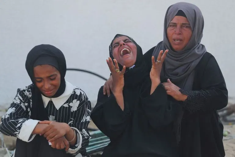 نساء فلسطينيات في حالة حزن شديد، تعبيرًا عن فقدان أحد أحبائهن، وسط أجواء من الألم بسبب التصعيد في غزة.