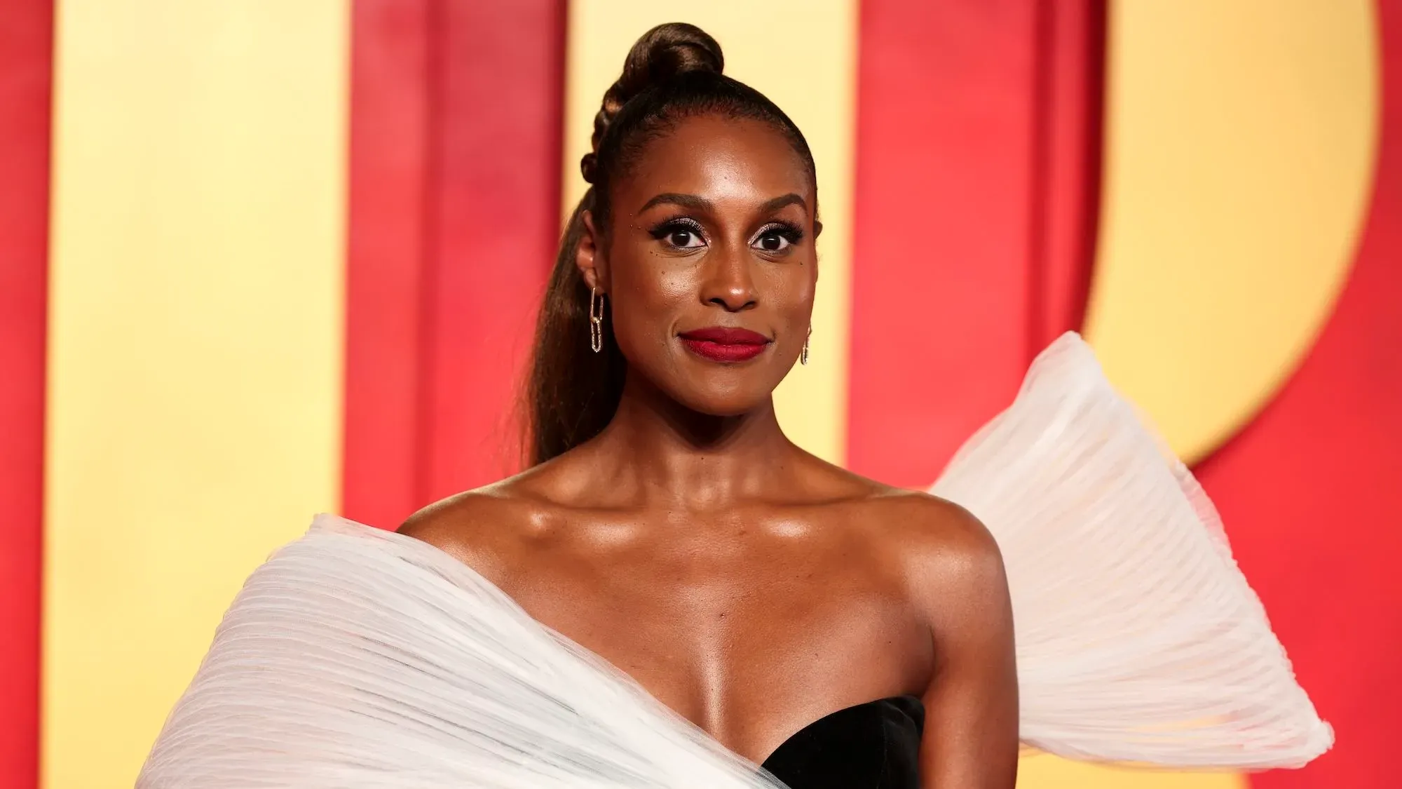 نجمة مسلسل "Insecure" عيسى راي تظهر بفستان أنيق، مع تسريحة شعر مرفوعة، تعبر عن موقفها من إلغاء فعالية في مركز كينيدي بعد انتخاب ترامب.