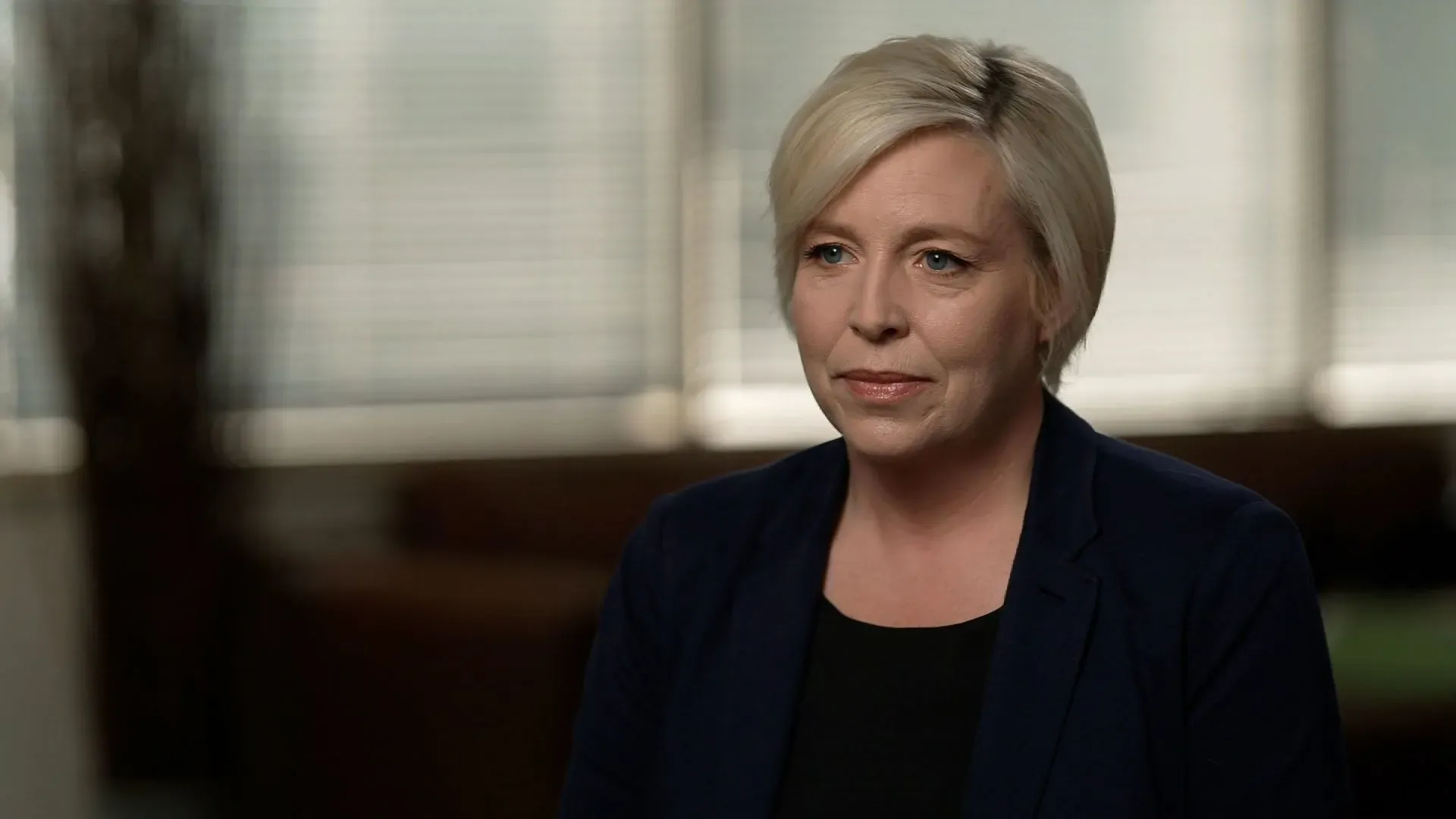 موظفة حكومية سابقة تتحدث عن تجربتها في وزارة الكفاءة الحكومية، مشيرة إلى تغييرات كبيرة وتأثيرها على العمل الحكومي.