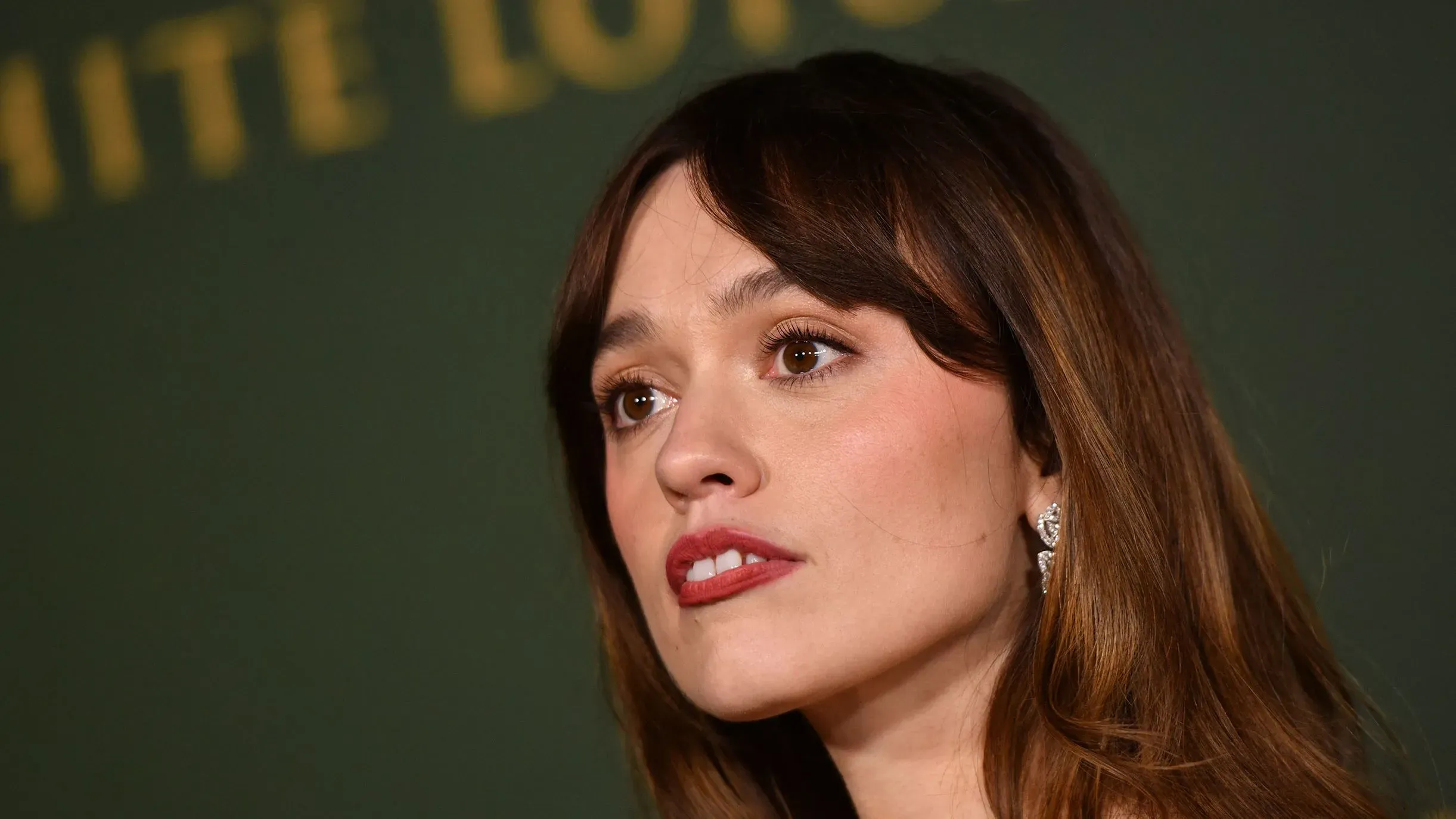 إيمي لو وود تتحدث عن مظهرها الفريد وتأثيره على مسيرتها الفنية، مع التركيز على أسنانها الفاصلة التي أثارت الكثير من النقاش.