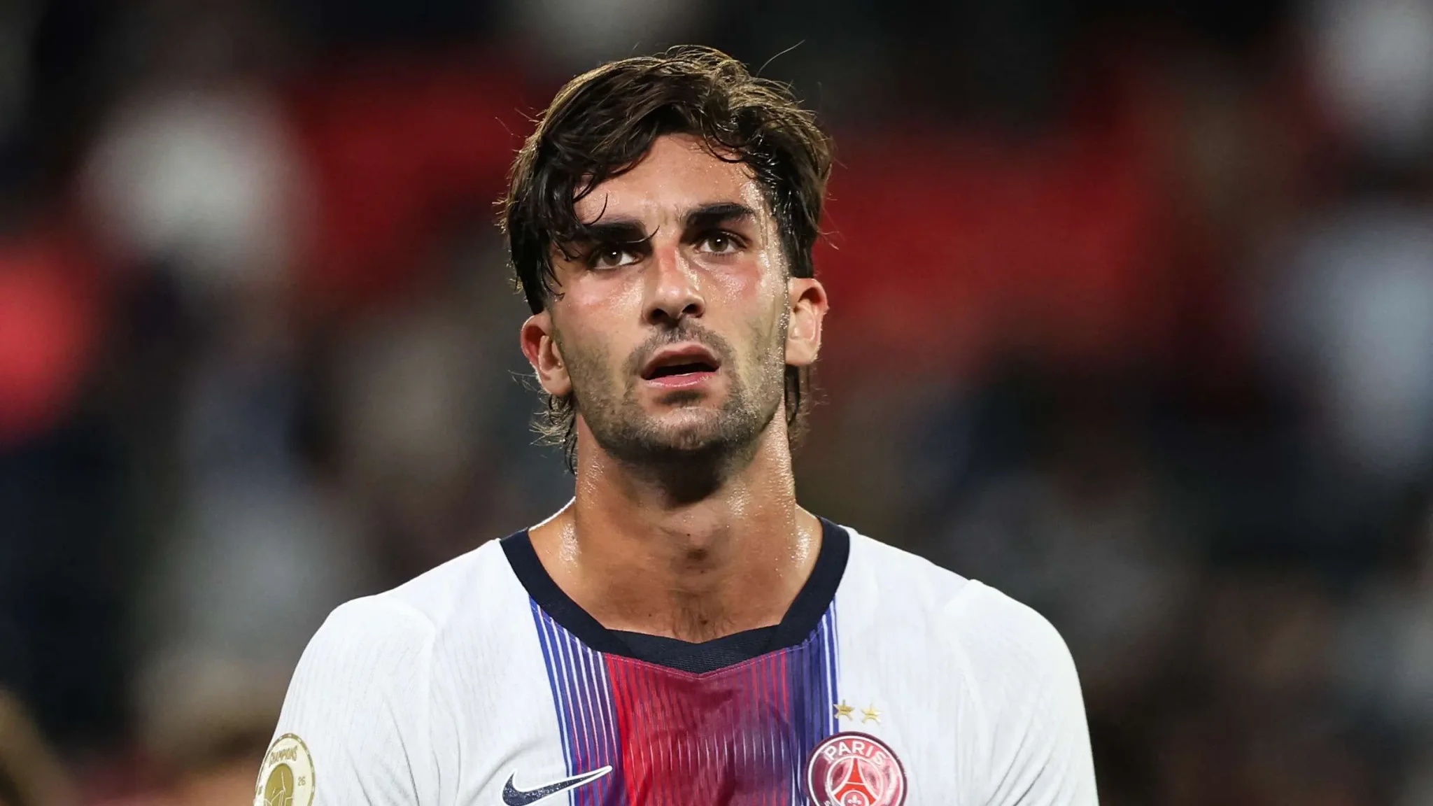 فييران توريس لاعب باريس سان جيرمان يرتدي قميص الفريق ويظهر بتركيز بعد تسجيل هدفين في ظهوره الأول مع النادي.