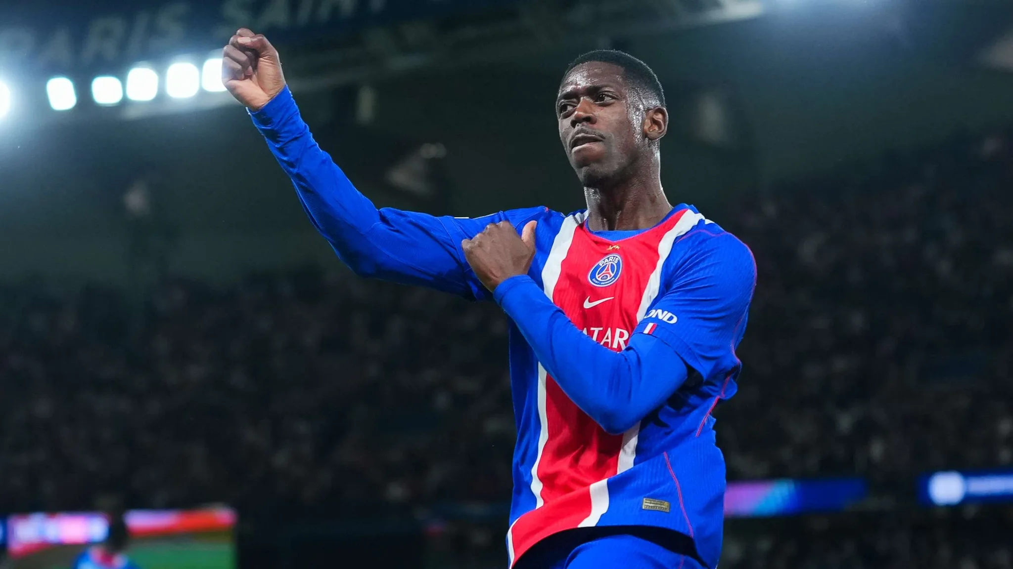 أوسمان ديمبيلي لاعب باريس سان جيرمان يحتفل في الملعب بعد فوزه بجائزة الكرة الذهبية 2025 وسط أجواء حماسية.