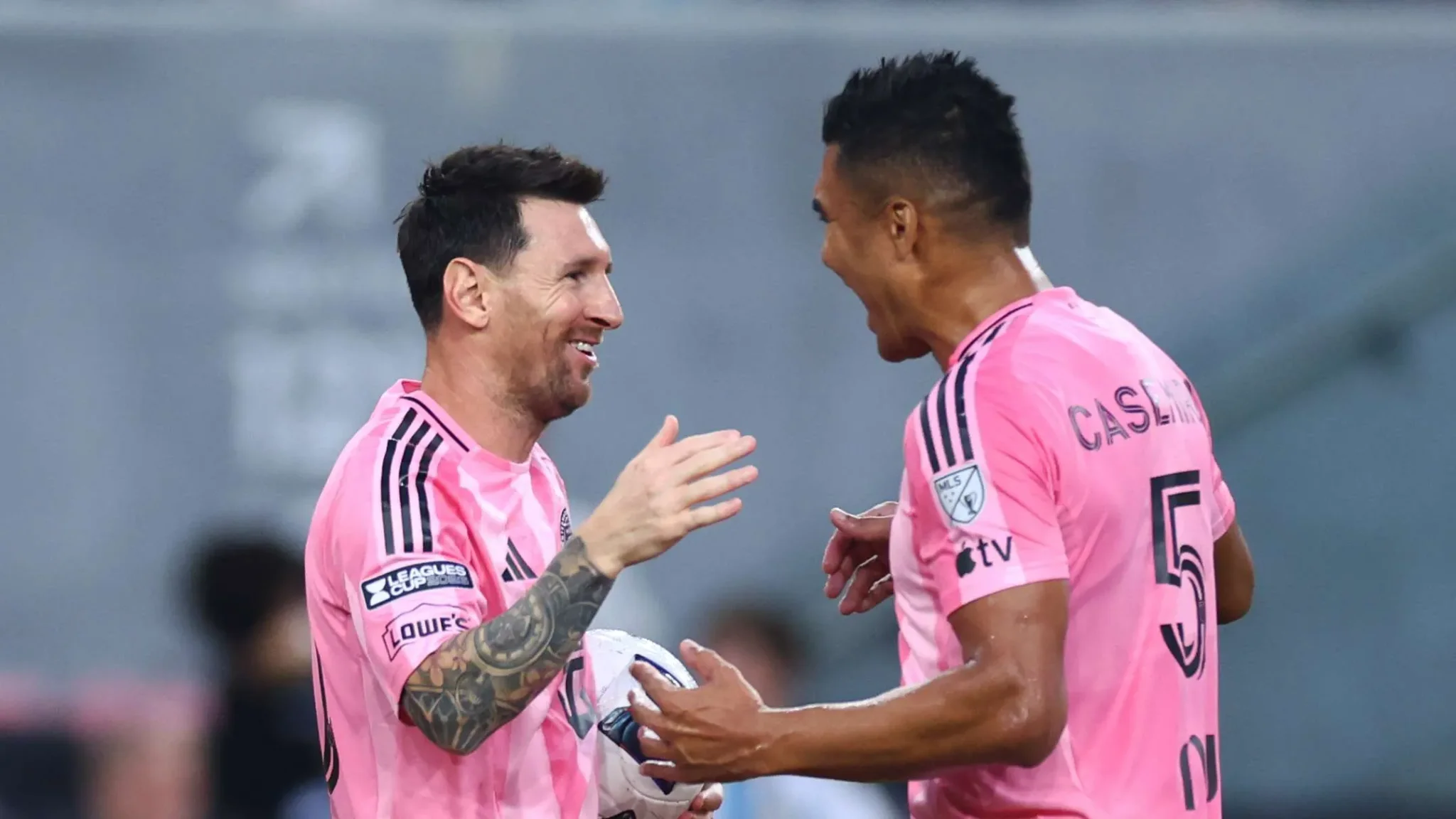 ليونيل ميسي يحتفل مع زميله بعد تسجيل هدفين في فوز إنتر ميامي 4-2 ضمن بطولة Leagues Cup.