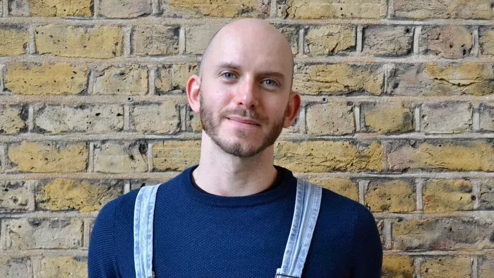 عالم الأحياء الإيطالي أليساندرو كواتي، الذي تم العثور على جثته في كولومبيا، يظهر مبتسمًا أمام جدار من الطوب.