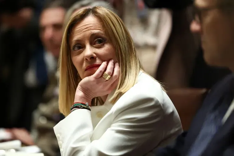 جيورجيا ميلوني، رئيسة وزراء إيطاليا، تعبر عن مشاعرها بعد هزيمتها في استفتاء إصلاحات العدالة، مؤكدة التزامها بالعمل لصالح الأمة.