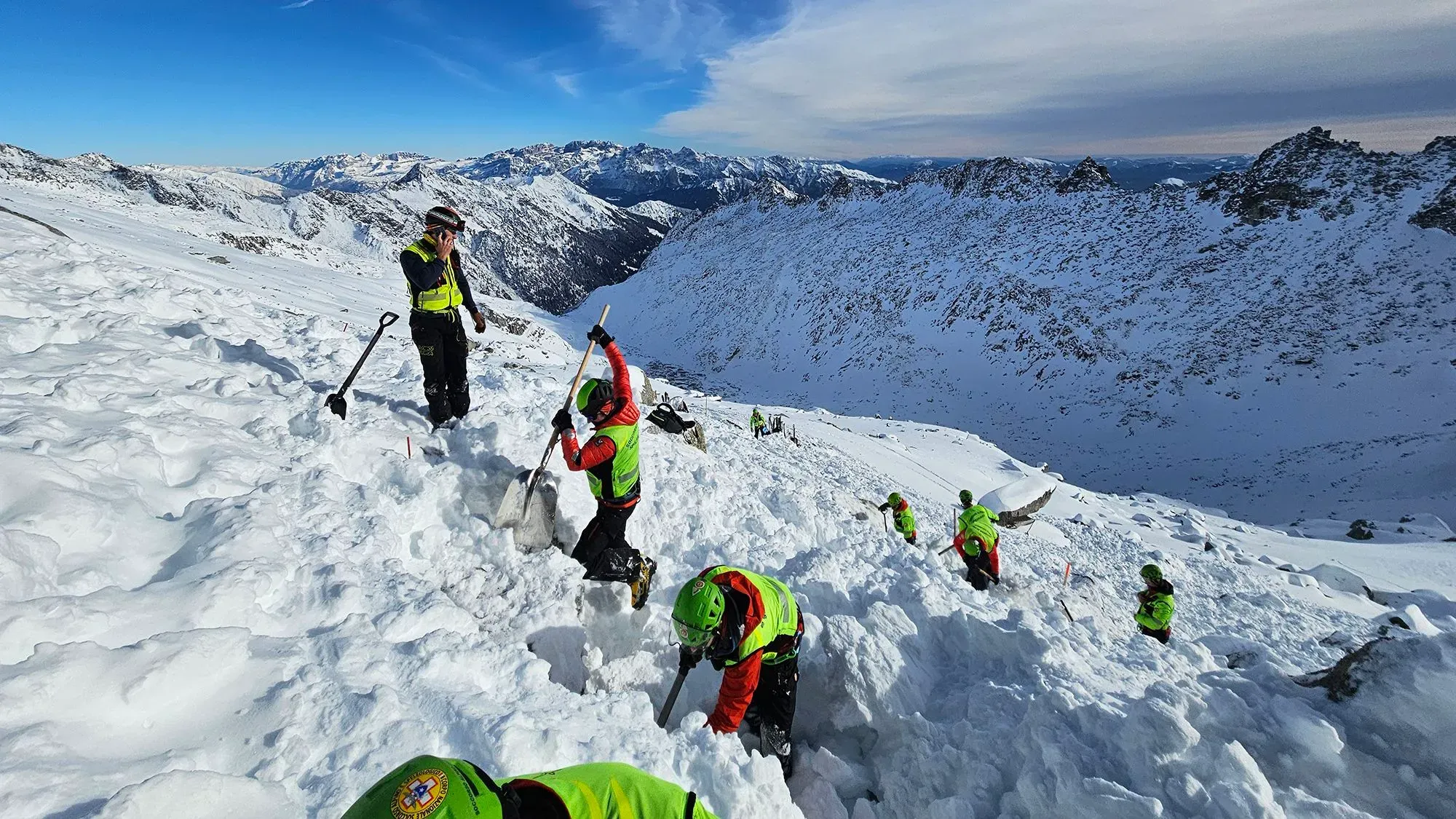 فرق الإنقاذ تعمل في جبال الألب الإيطالية، حيث يقومون بالبحث عن المتنزهين المفقودين في الثلوج العميقة.