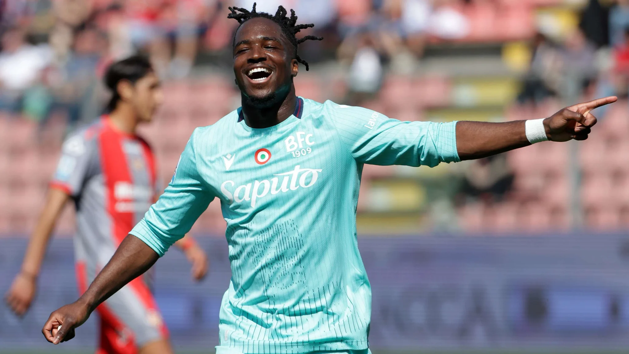 لاعب كرة القدم الإنجليزي Rowe يحتفل بهدفه مع فريق بولونيا قبل انتقاله إلى أتالانتا لتحقيق حلمه بالانضمام للمنتخب الإنجليزي.
