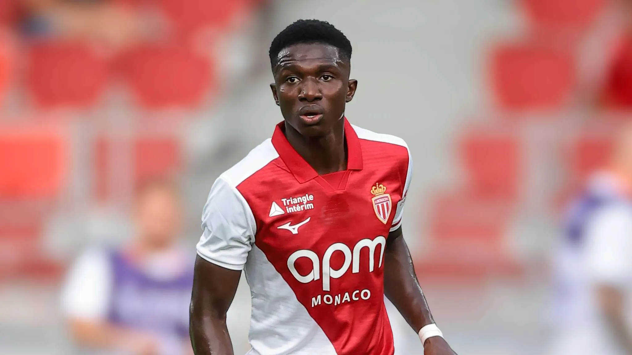 لاعب وسط موناكو كامارا يرتدي زي الفريق الأحمر والأبيض خلال مباراة، مع تركيز على أدائه بعد فشل انتقاله إلى تشيلسي في سوق الانتقالات.