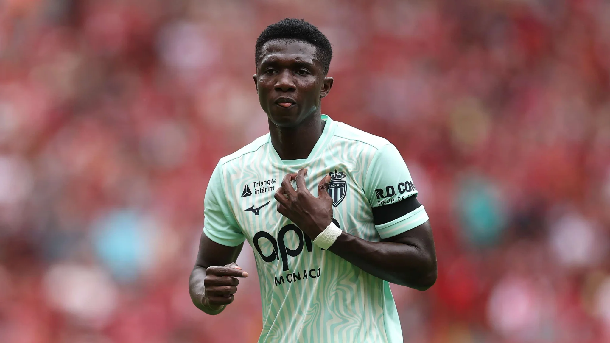 لاعب وسط موناكو كامارا يرتدي قميص الفريق الأبيض خلال مباراة، يعكس تألقه بعد فشل انتقاله لتشيلسي في سوق الانتقالات.