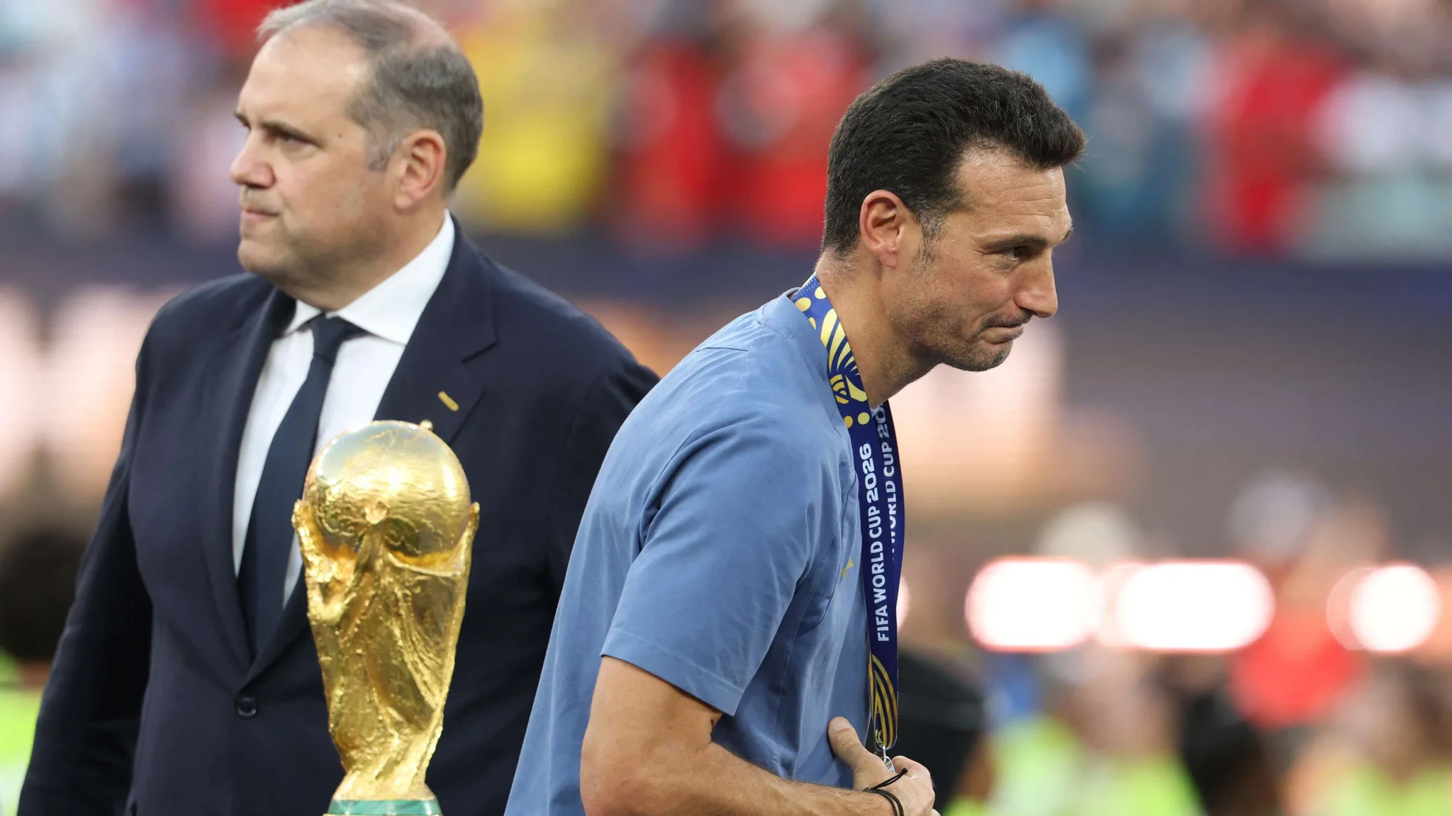 مدرب الأرجنتين ليونيل سكولوني يظهر بحزن بعد خسارة كأس العالم 2026 أمام إسبانيا في ملعب MetLife.