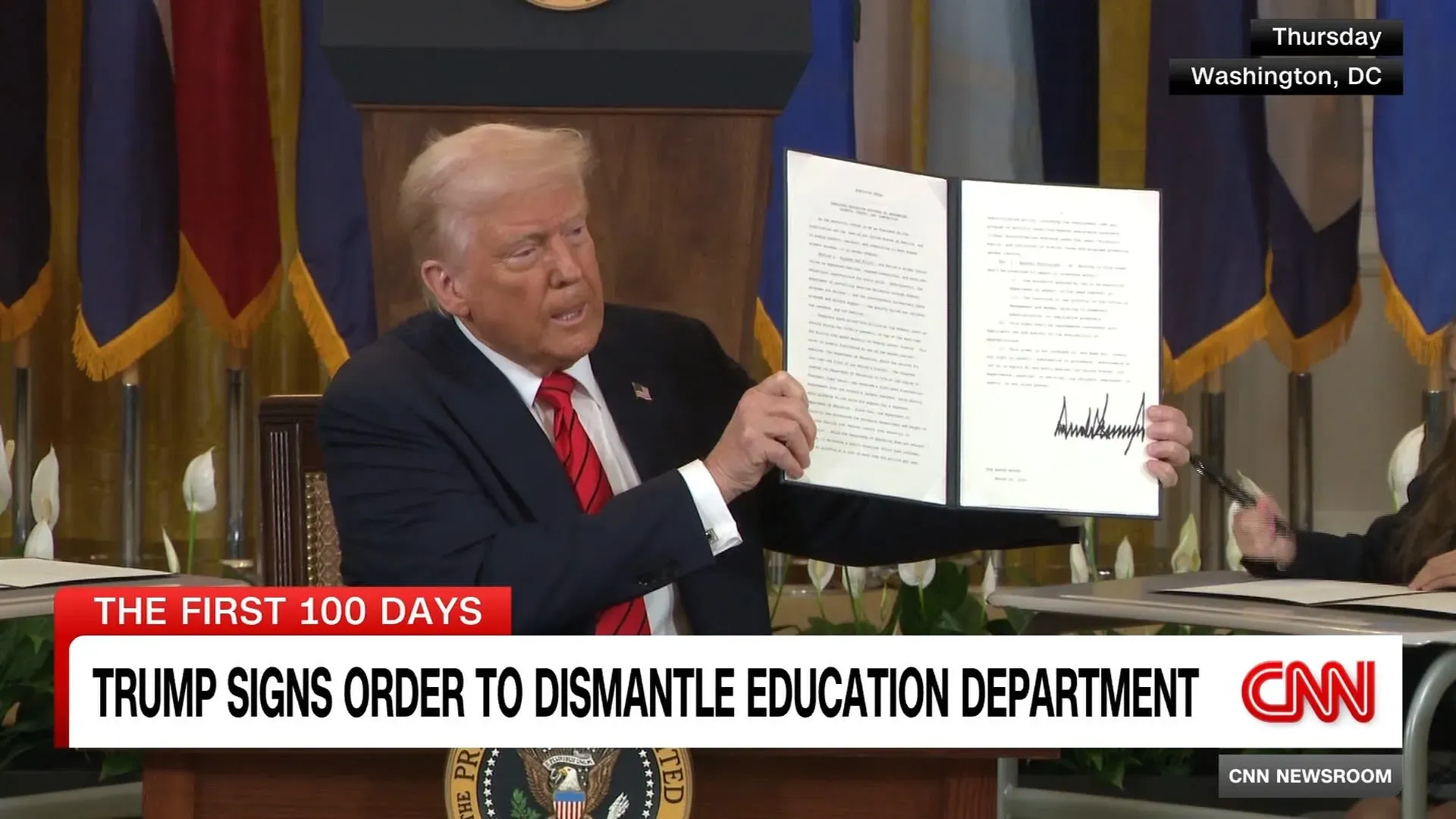 ترامب يوقع أمرًا لتفكيك وزارة التعليم خلال مؤتمر صحفي، مما يعكس تأثير سياساته على الموظفين الفيدراليين.