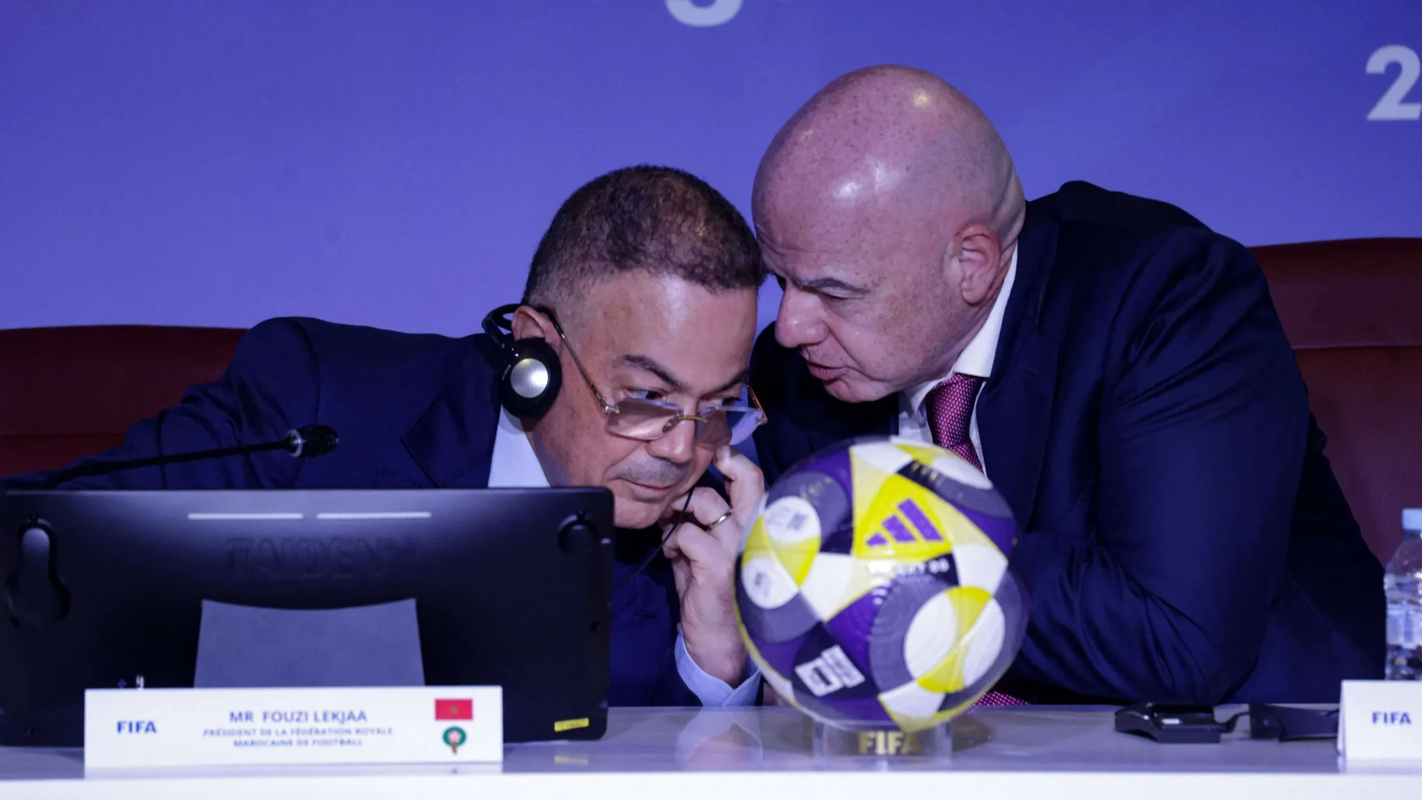 رئيس الاتحاد المغربي فوزي لقجع يناقش مع رئيس FIFA خلال اجتماع رسمي حول استضافة المغرب لنهائي كأس العالم 2030 في الدار البيضاء.